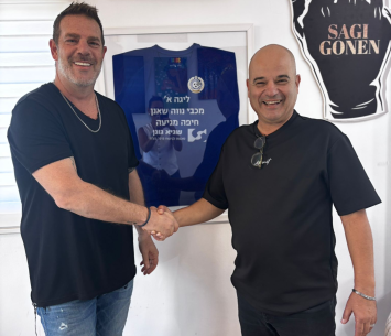 בן דור במעמד החתימה