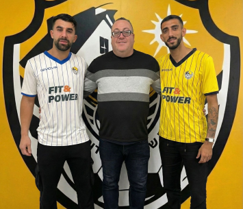 השחקנים במעמד החתימה