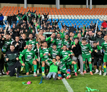 שחקני אחי נצרת חוגגים בסיום (דוניא גנטוס)