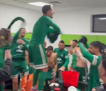 שחקני שמשון חוגגים בחדר ההלבשה