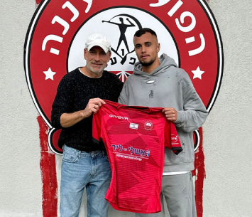 דהן במעמד החתימה (הפועל רעננה פייסבוק)