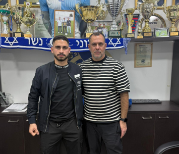 ג'בארין במעמד החתימה