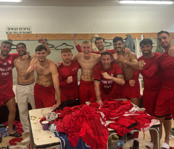 שחקני הרצליה בסיום המשחק