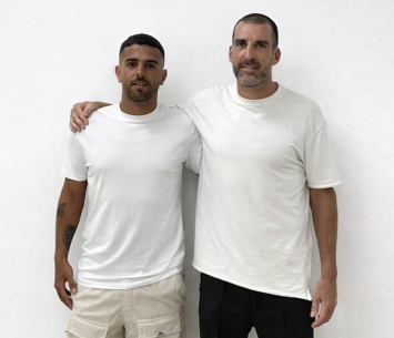 שטיין במעמד החתימה