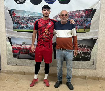 חמיאס במעמד החתימה