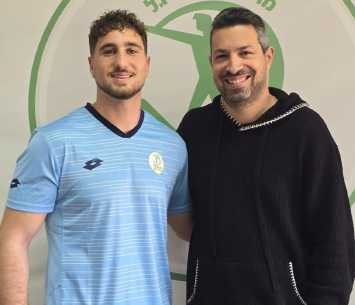 עטיא במעמד החתימה