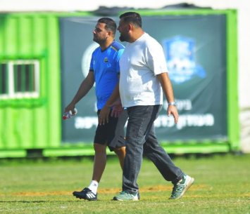 רומן זולו ועוזרו שלומי אזולאי (אבי רביבו)