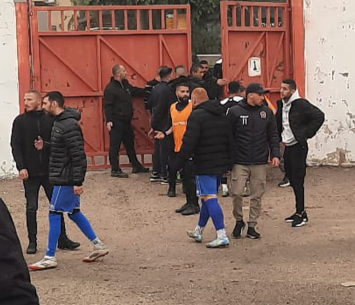 אוהדים מנסים להכנס למגרש