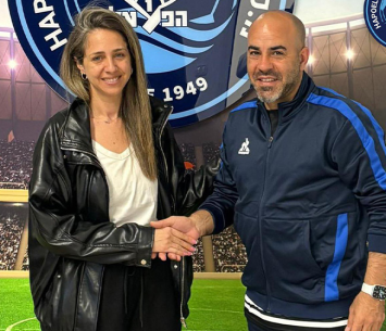 האדיה במעמד החתימה (פייסבוק רשמי)