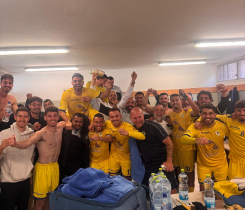 שחקני יבנה חוגגים בסיום (באדיבות המועדון)