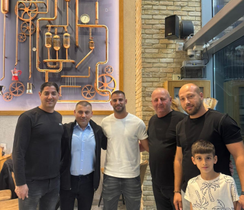 אגא במעמד החתימה