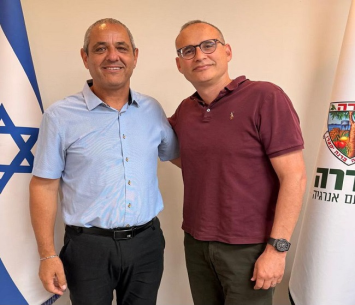 עידן חדש. ראש עיריית חדרה ובן זאב