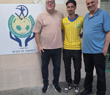 פינטו במעמד החתימה