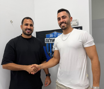 חסאן במעמד החתימה