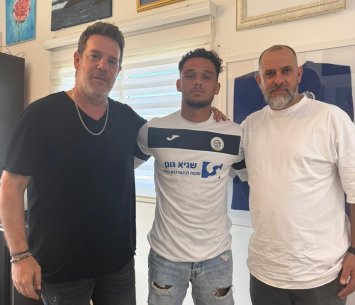 השוער במעמד החתימה