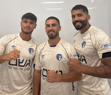 שר דויב (באמצע) יחד עם שאקר וחמיאס כובשי השערים בניצחון (באדיבות המועדון)