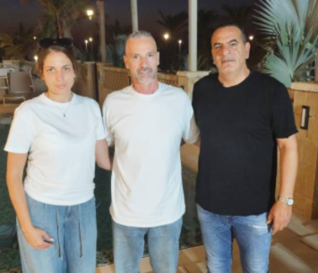 כהן (במרכז)