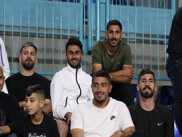 באו לעודד את הקבוצות של היישוב שלהם. עאיד חבשי ומוחמד עוואד