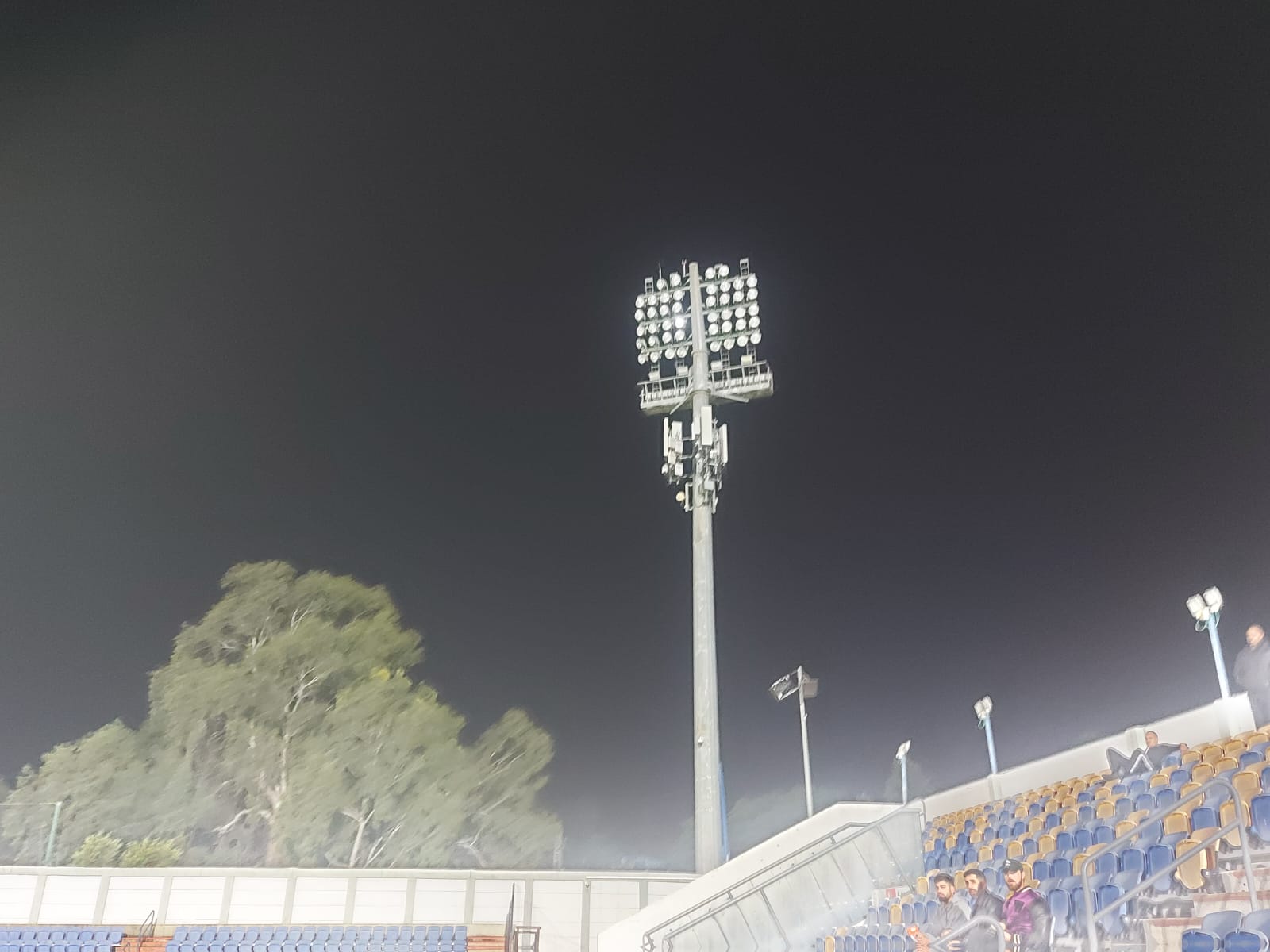 נותר כבוי. הזרקור באצטדיון ביבנה (אלי שמואלי)