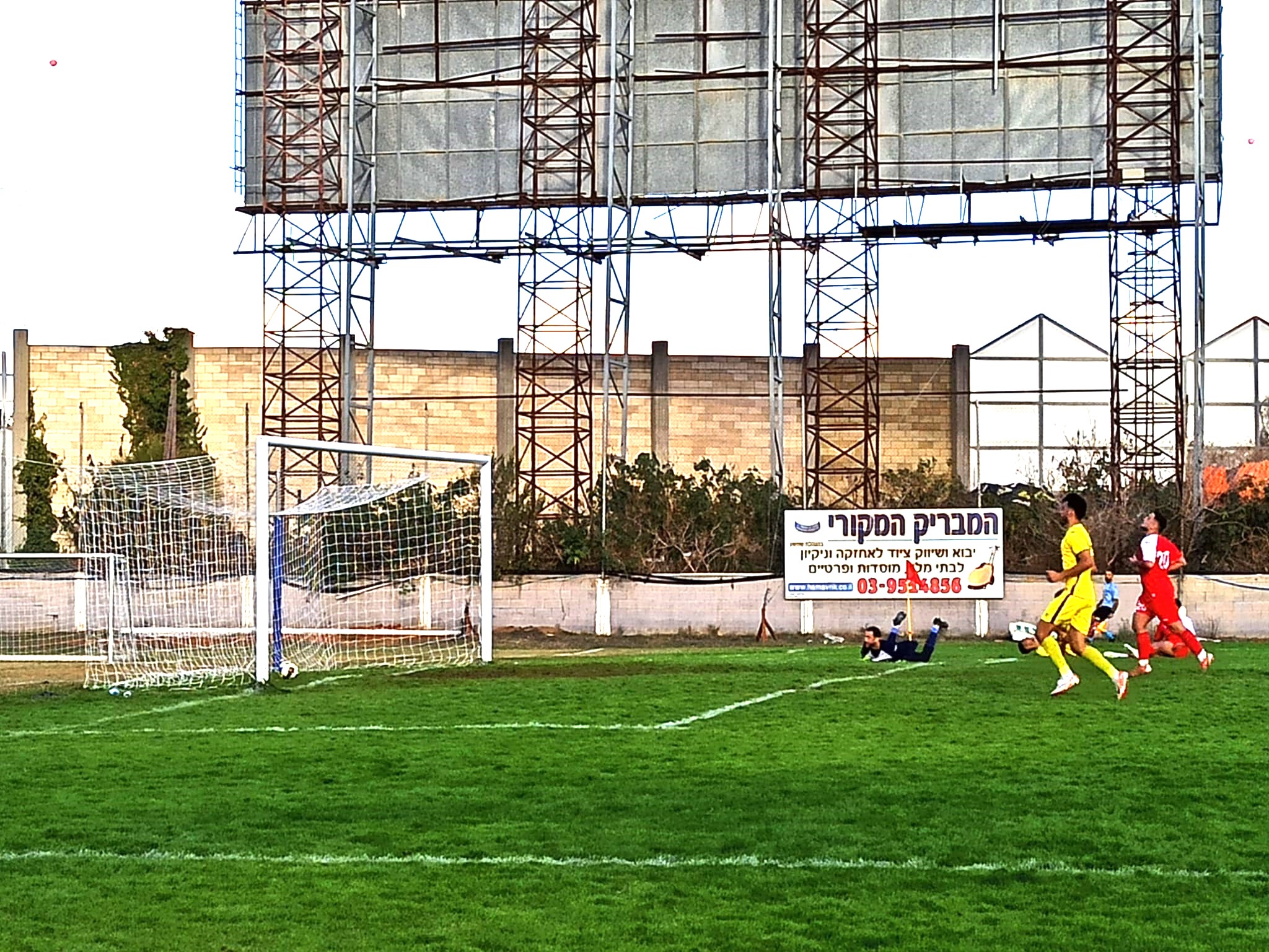 שם חותמת. הכדור של עגייב ברשת (אלון יהודיוף)