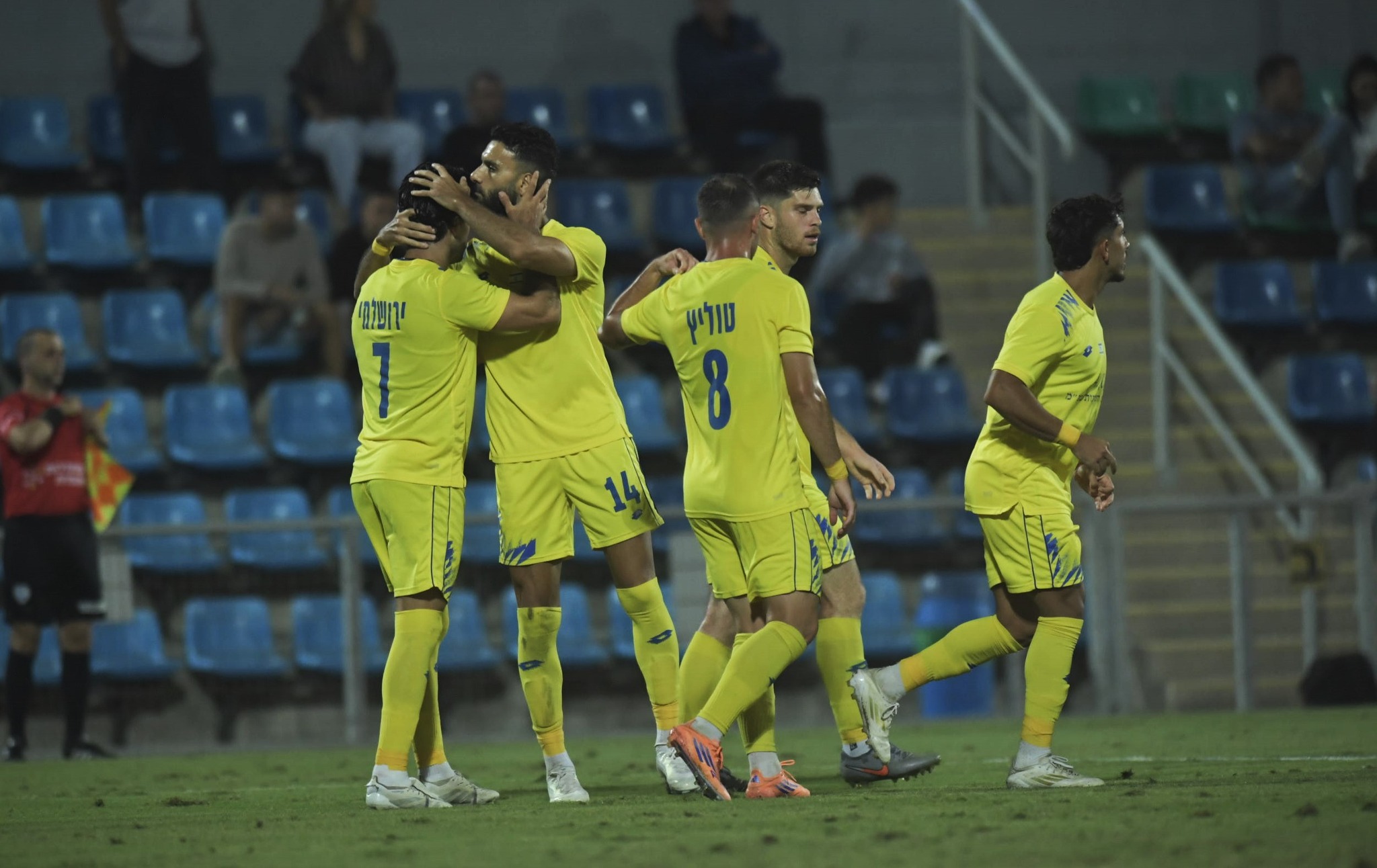 שחקני הרצליה אתמול בעפולה (אבי רביבו)