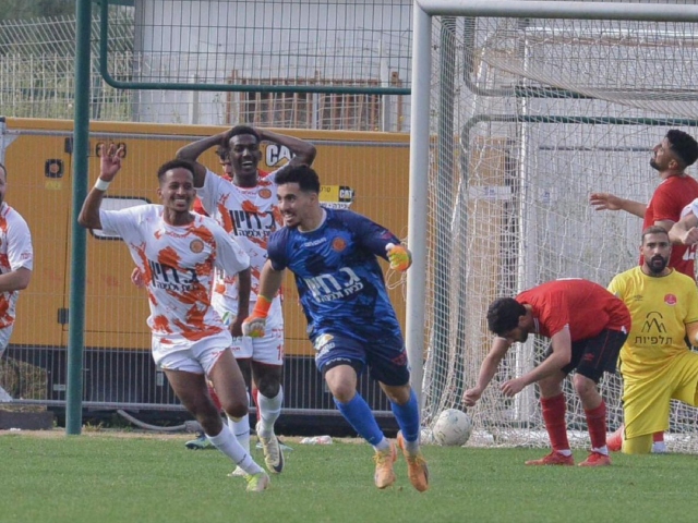 השוער תומר עמר ושחקני קריית מלאכי (רועי אסרף PICK & KICK)