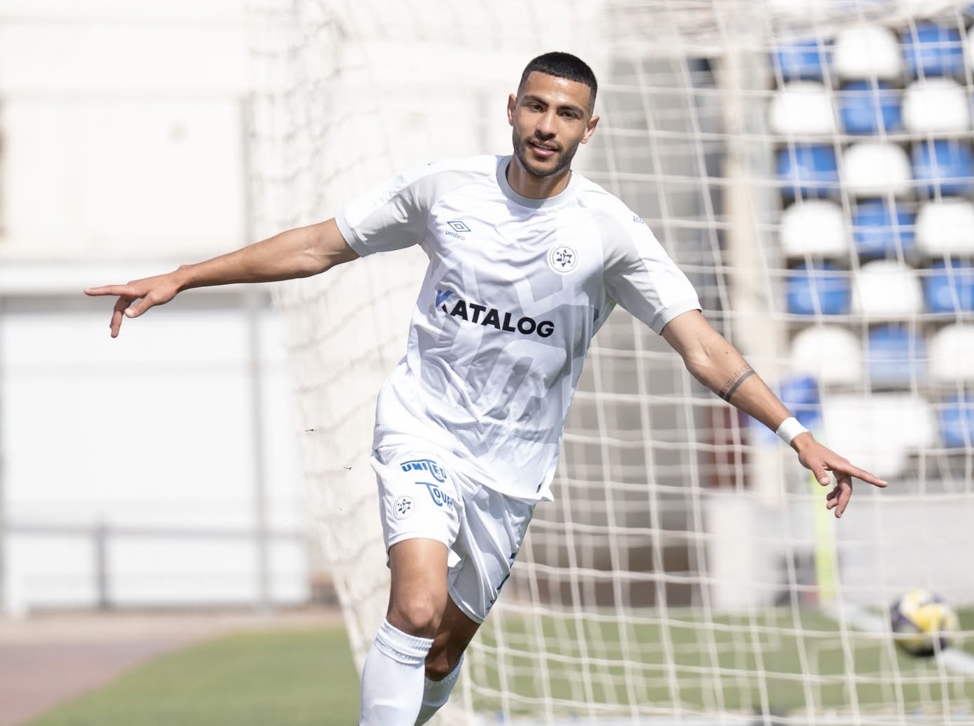 בזיע עם שער בכורה במדי פתח תקווה (דוברות מכבי פתח-תקוה)