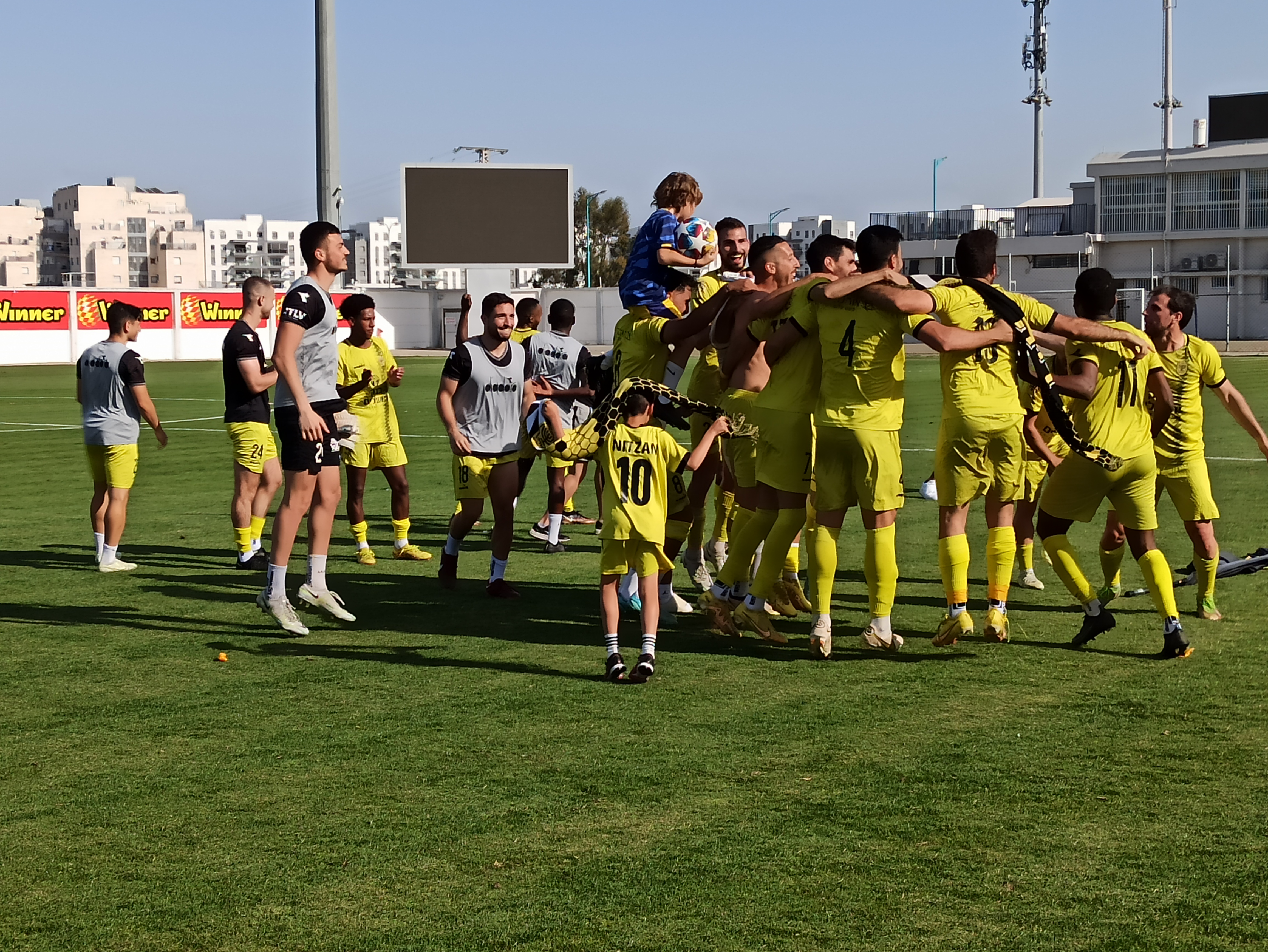 שחקני נורדיה חוגגים בסיום (אלון יהודיוף)