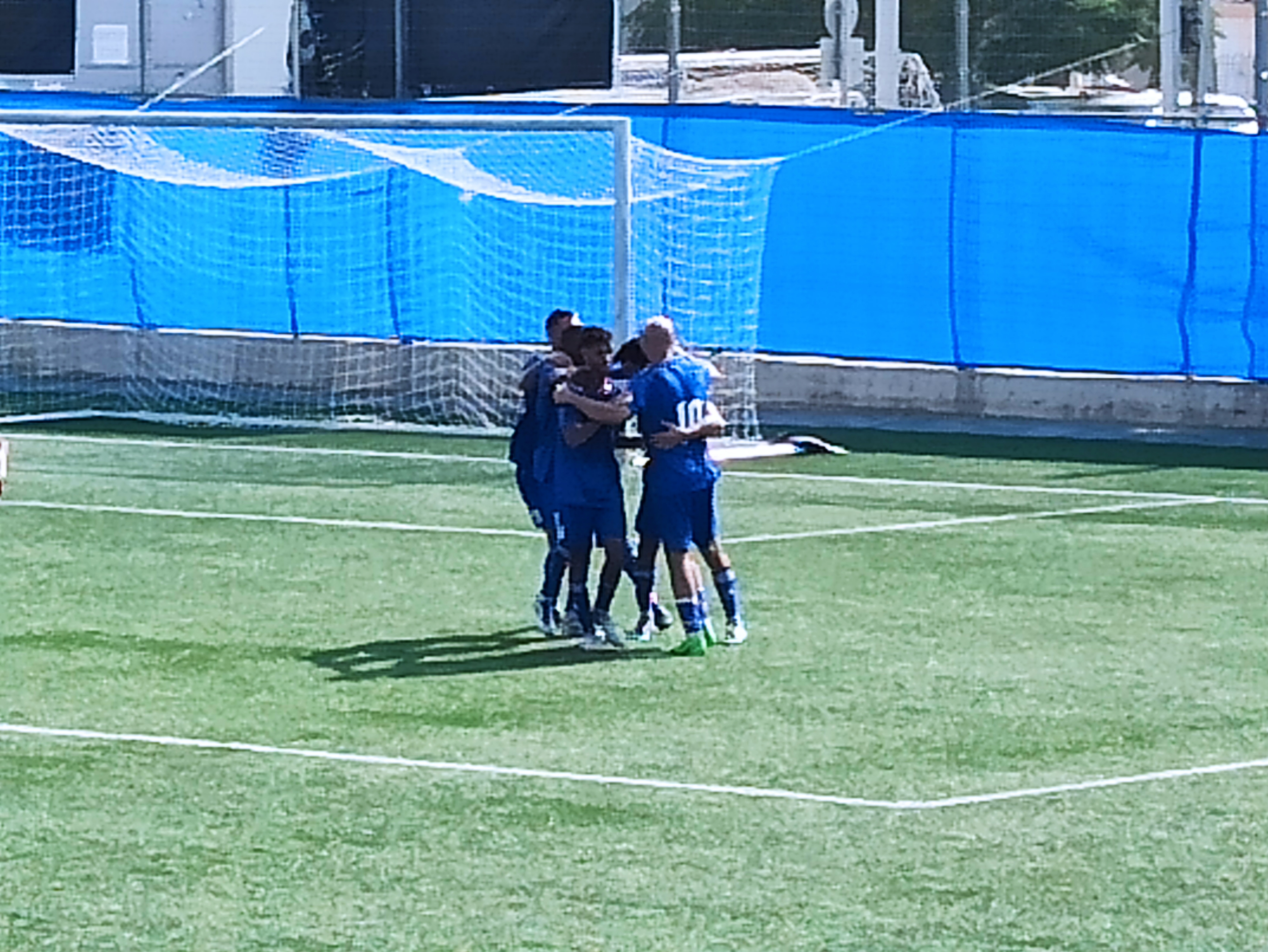 שחקני בית"ר ת"א חולון חוגגים את היתרון (אלון יהודיוף)