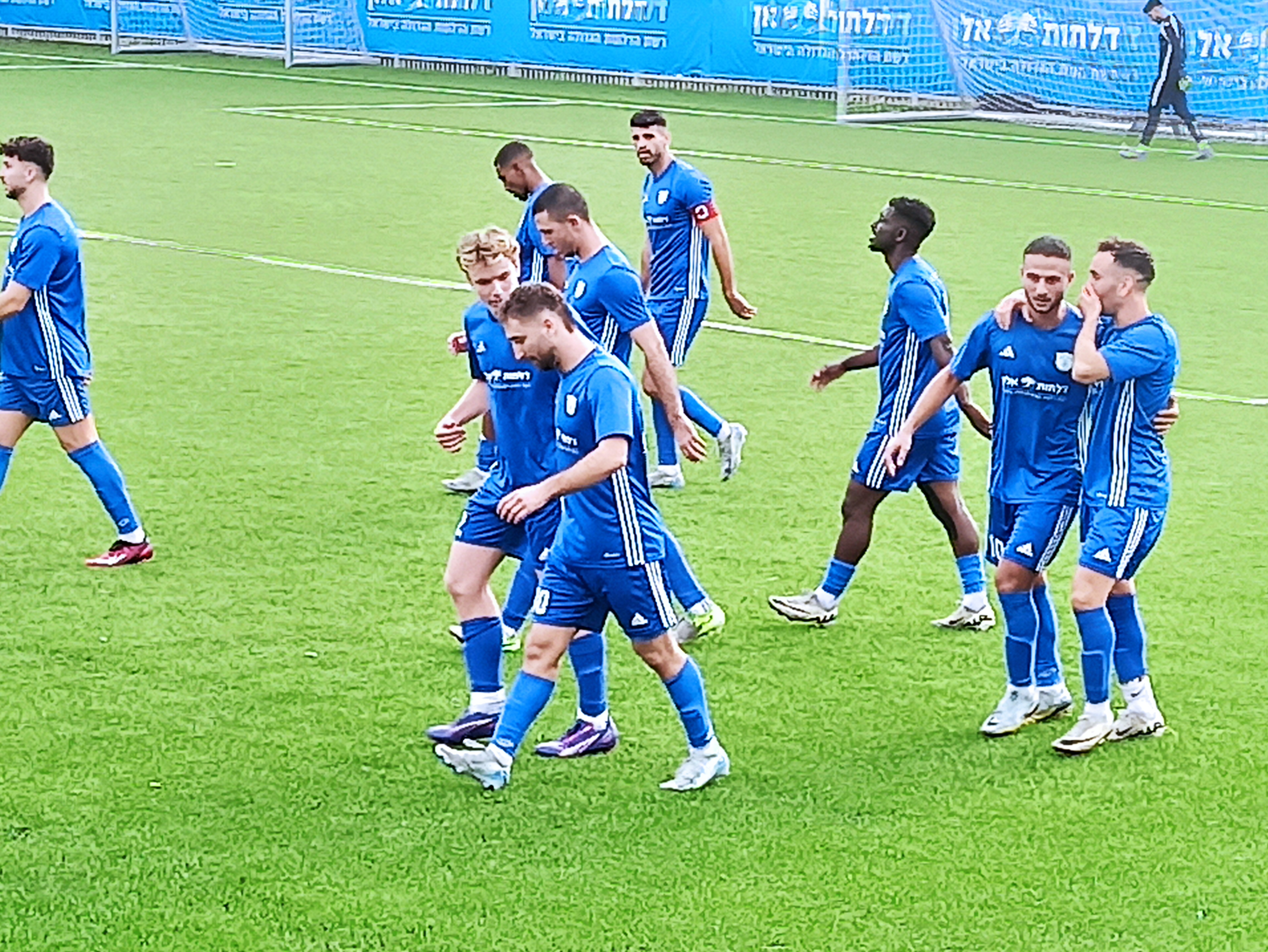 שחקני בית דגן חוגגים את היתרון (אלון יהודיוף)