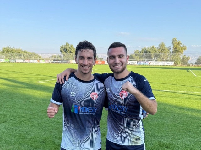 אלמוג בוים משמאל ומוהנד שלבי