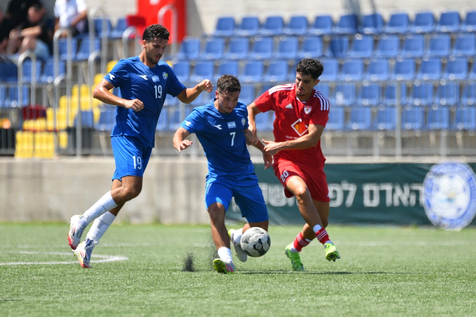 אלמוג בוים (עם הכדור) ושחף ספיר (עדי דטליס)