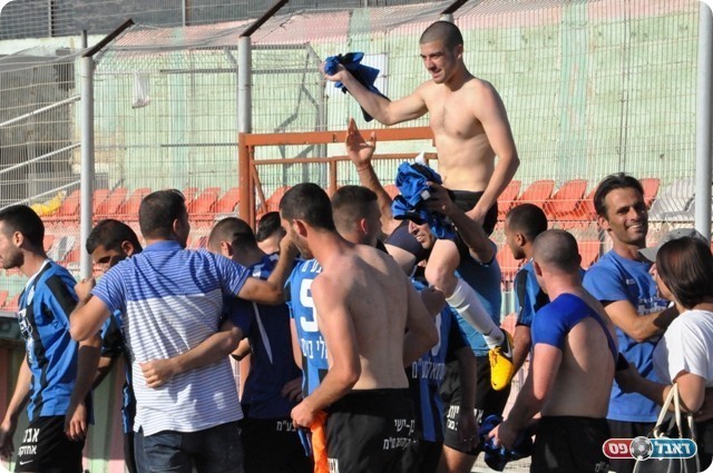 כובש השער לאולגה בר נימני על הכתפיים.(צילום כל אל ערב)