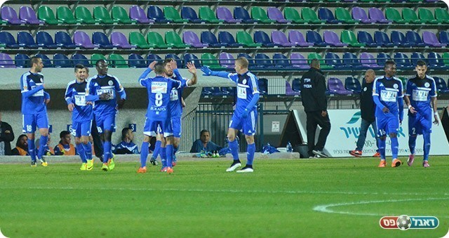 שחקני עפולה חוגגים עם טויטו הצעיר (ארנון לוי)