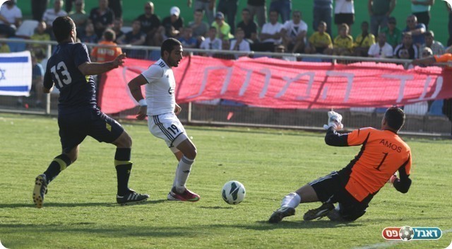 אבי עמוס נעל את השער של מגדל.