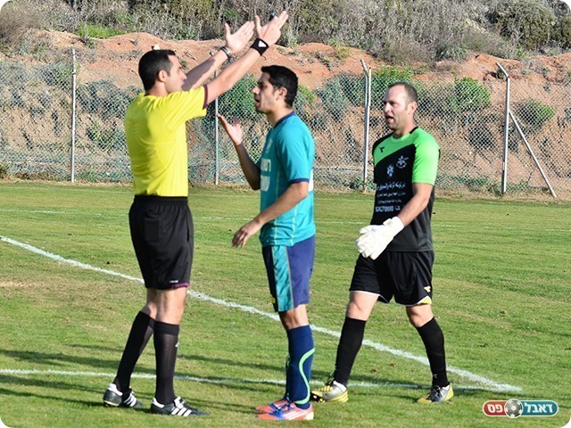 באים בטענות לשופט (צילום: ארנון לוי)