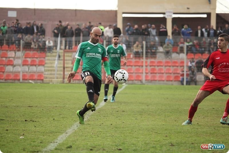 משחק לא קל מול אום אל פאחם. עבדלעזיז אבוחוסון מכפר קרע (בירוק) (אחמד מורה)