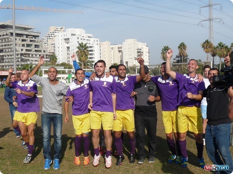 בדרך לליגה ב'? שחקני חולון יניב חוגגים את הניצחון על שמשון (אלי שמואלי)