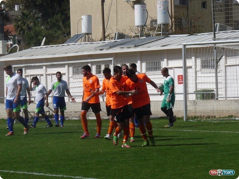 חזרו לדרוס. שחקני נוה גולן חוגגים מול השקמה  (אלי שמואלי)