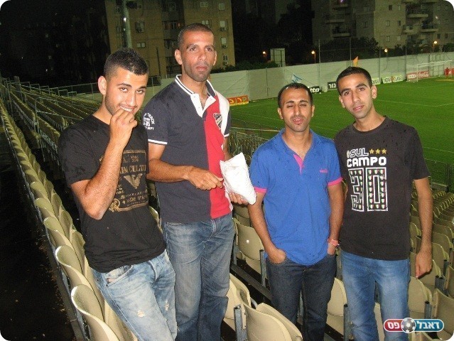 התרכזו ביציע הגדול. אוהדי רמת ישראל (צילום: אלי שמואלי)