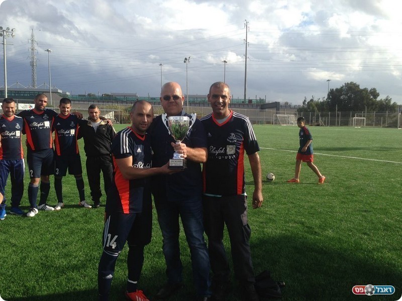 טוני דלל (מימין) ועידן טוטח מקבלים את הגביע מההתאחדות (אלי שמואלי)