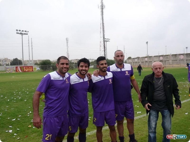 שרון נקדאי מחולון (מספר 2 במרכז) חוגג עם החברים את הניצחון על עקרון (אלי שמואלי)