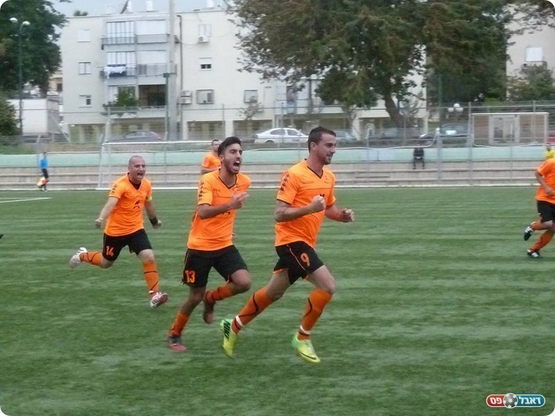 שחקני קרית שלום חוגגים (אלי שמואלי)