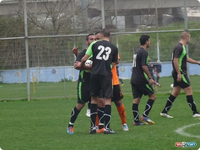 שחקני השיכון חוגגים את המהפך (אלי שמואלי)