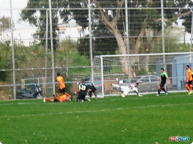 פעם שלישית גלידה. בן דיין כובש (אלי שמואלי)