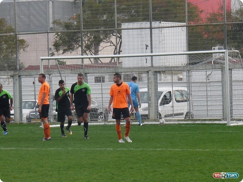 והכדור ברשת (אלי שמואלי)