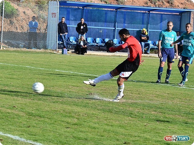 סימנטוב בועט ומחמיץ (צילום: ארנון לוי)