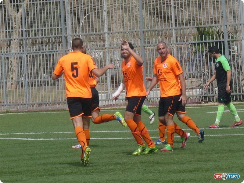 שומרים על קשר עין. שחקני נוה גולן (אלי שמואלי)