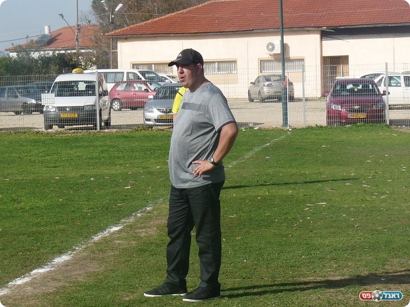 הפסד ראשון העונה. מאמן חולון, שלומי שלמה (אלי שמואלי)