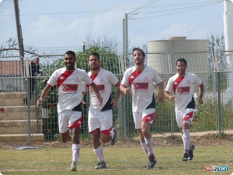 מעבי (משמאל) חוגג עם החברים (אלי שמואלי)